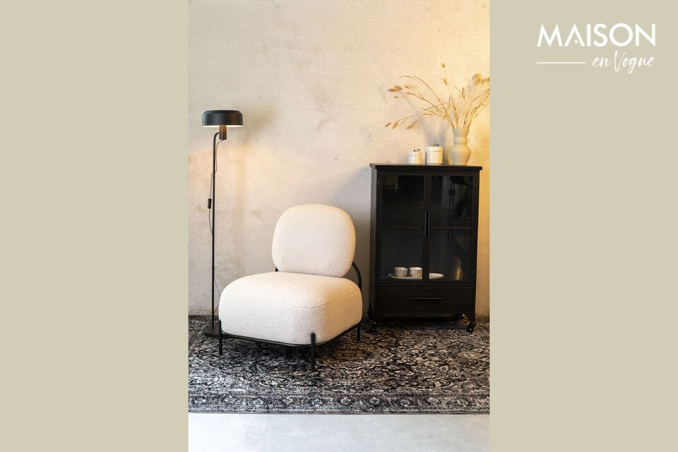 Gemaakt van hoogwaardig kunststof is deze beige fauteuil zowel licht als duurzaam en bestand tegen