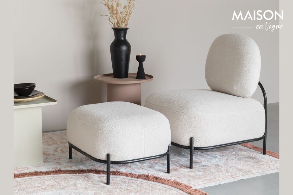 Een beige fauteuil die licht, duurzaam en gemakkelijk te onderhouden is.