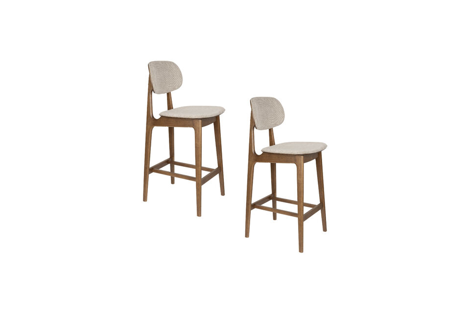 This creates a beautiful contrast with the light colour of the soft fabric upholstering the seat