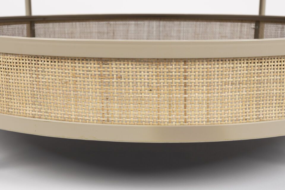 Its 40 cm height makes it accessible and practical, while maintaining a discreet, elegant presence