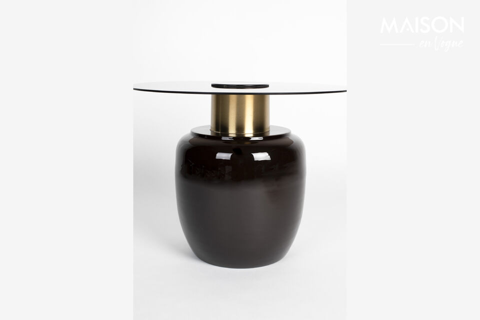  

The brown base in combination with the gold is a striking foundation