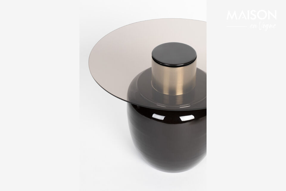   
The round glass top adds a touch of luxury to the table's design