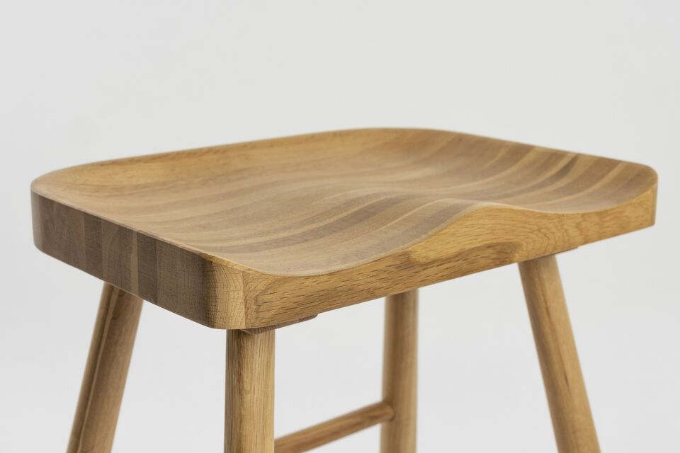 Its 4 kg weight makes it easy to move around, allowing you to adapt it to your needs and occasions