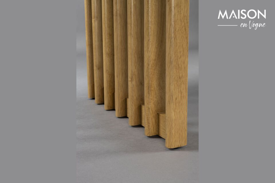 In addition, the rounded shapes, combined with walnut and oak veneer, radiate a warm, inviting feel
