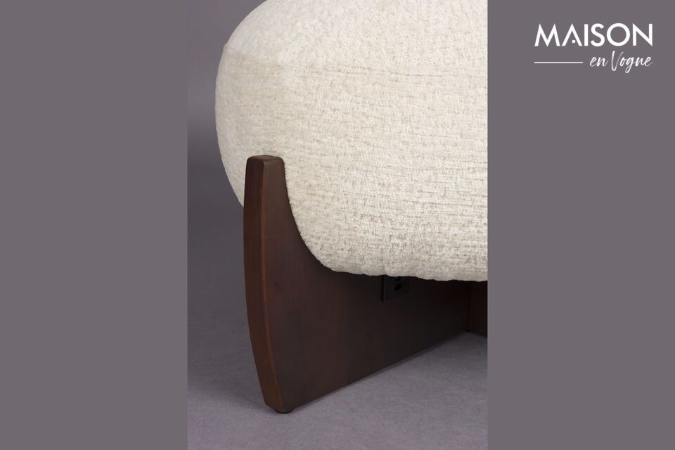 Der beige Stoffhocker Emilius erinnert an eine gemütliche Pause in einer zeitgemäßen und