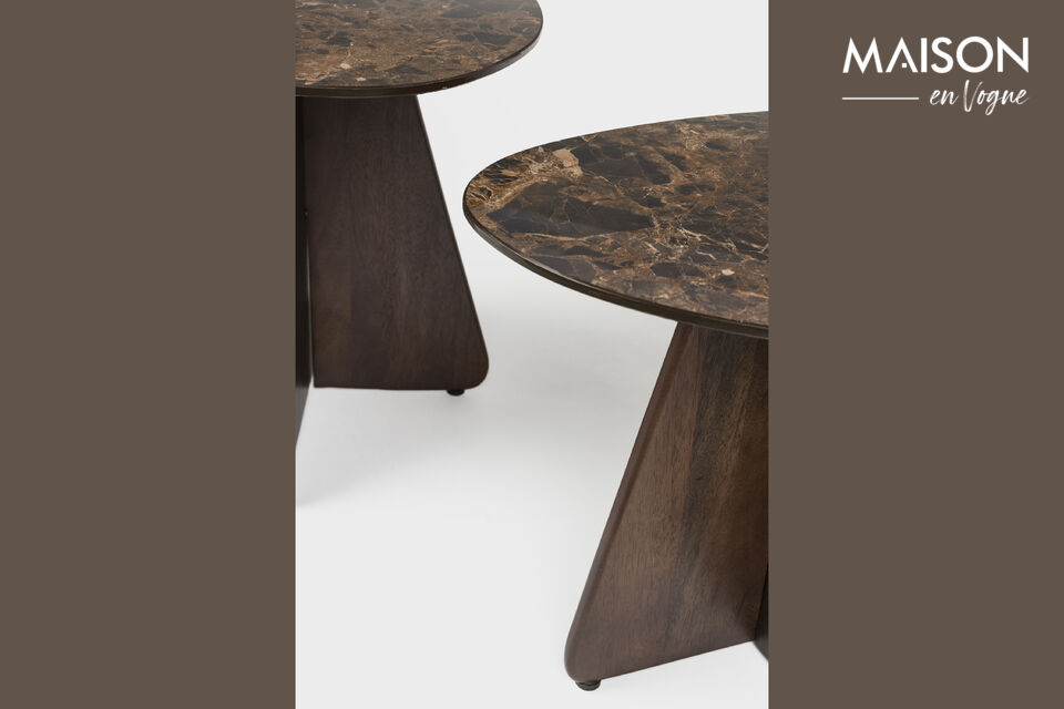 Dieses Set verfügt über eine gekreuzte Basis aus Mangoholz, die nach oben hin schmaler wird