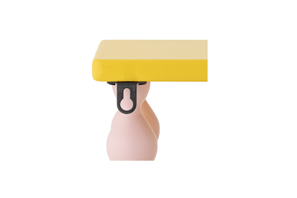 Das Bibiola Regal von Bloomingville MINI besteht aus MDF mit gelben Regalböden und rosa gedrehten