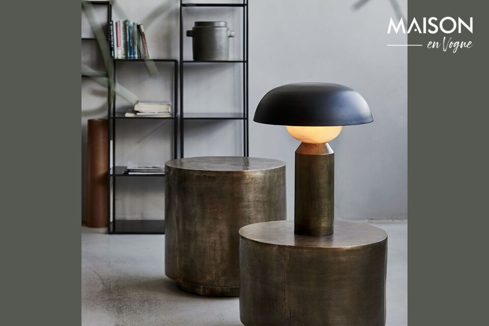 Añada un toque de elegancia escultural a su hogar con la lámpara de mesa Big Fellow
