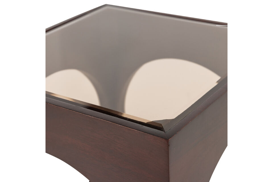De ronde uitsparingen in het ontwerp geven de tafel een speels en uniek effect
