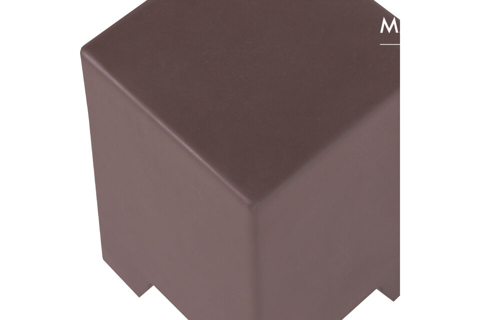 Deze minimalistische bijzettafel is vervaardigd uit fiber clay