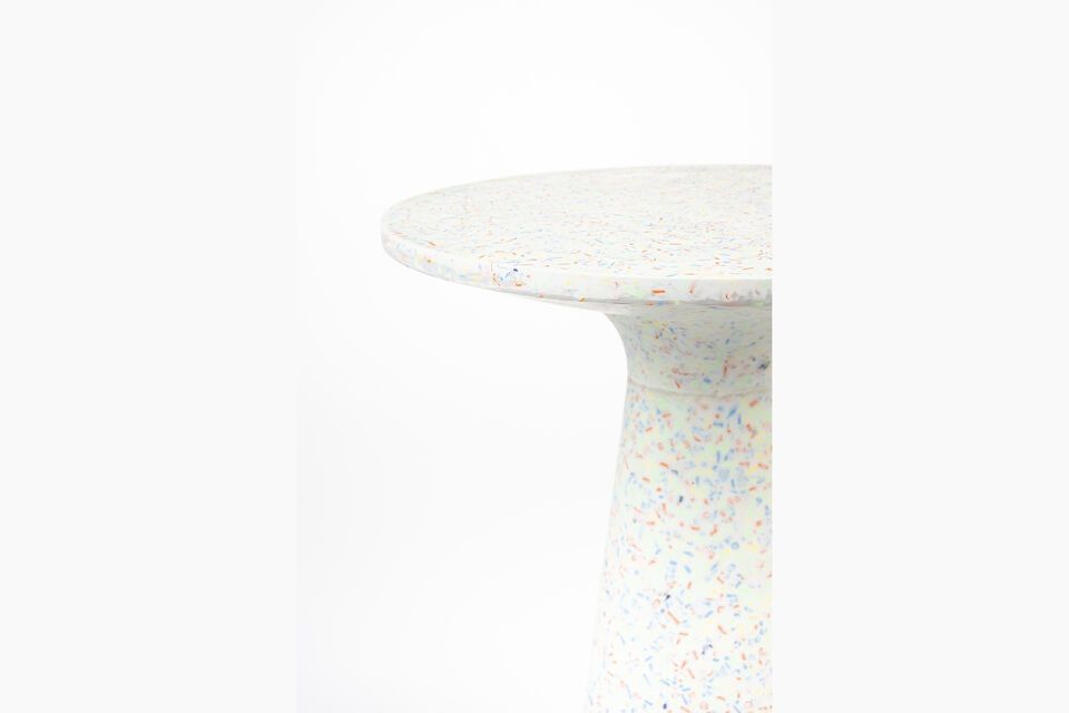 Het terrazzo dat gebruikt is in het ontwerp staat bekend om zijn stevigheid en vermogen om elke