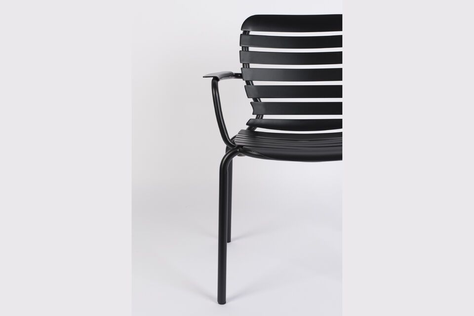 8 cm in height, this armchair offers unrivalled comfort and contemporary design