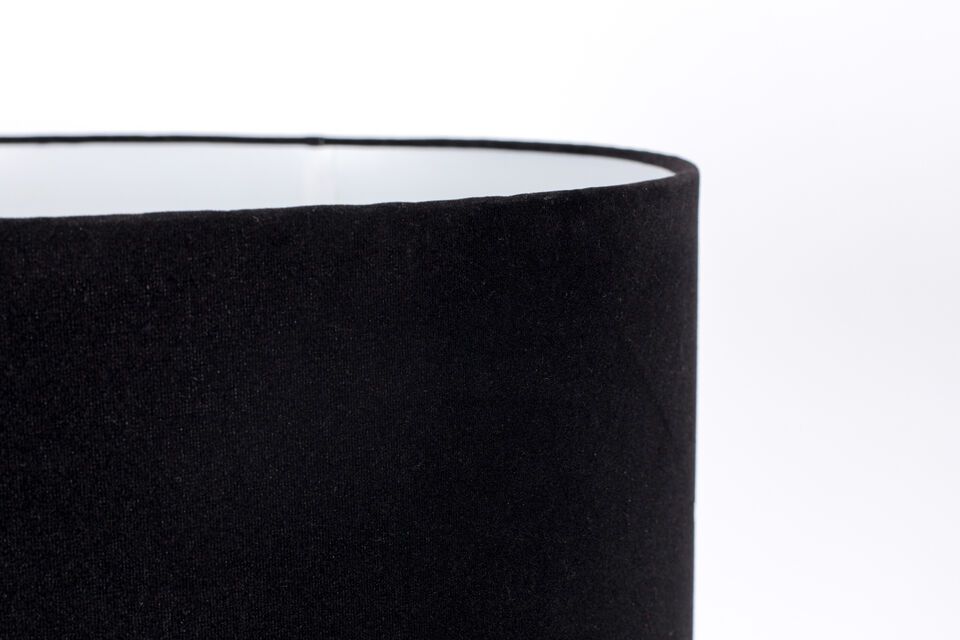 The soft fabric shade ensures a pleasant diffusion of light, creating a warm ambience in the room