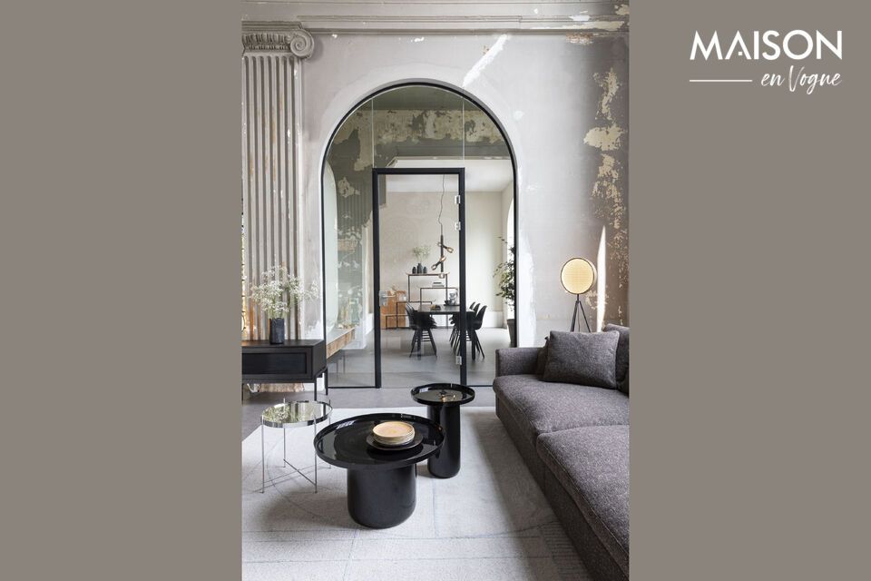 5 cm, it offers an ample surface without imposing an intrusive presence