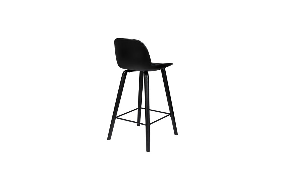 This is a high chair with a backrest and a class that is trendy and timeless at the same time!