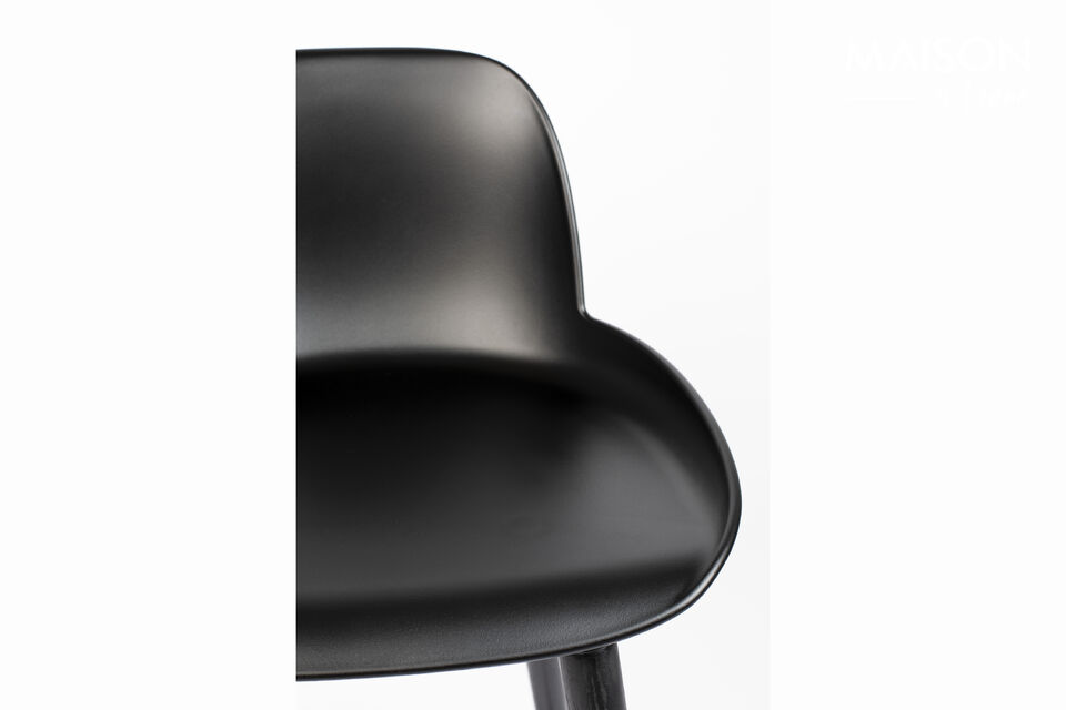 This kitchen island chair is a Dutch design shell chair