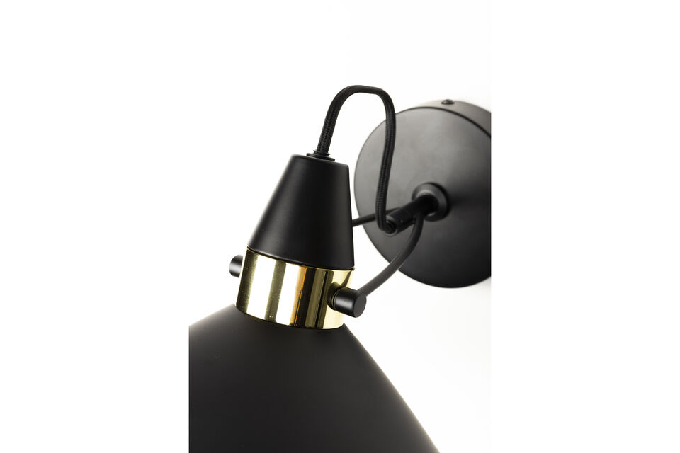 The flexible lamp shade allows you to adjust the lighting to suit your preferences