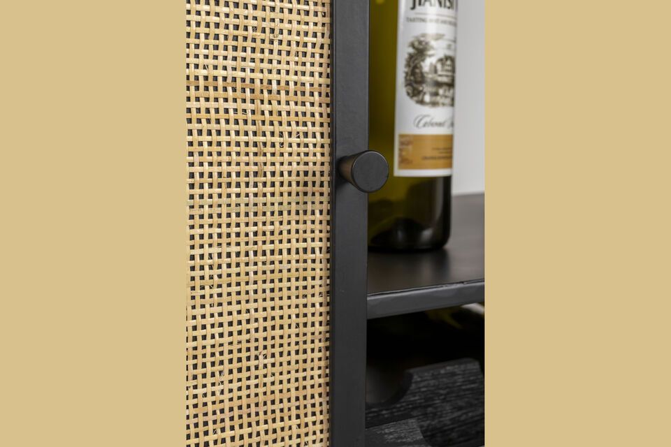 The integrated rack allows you to hang your wine glasses