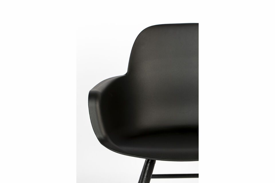 The impeccable transition between seat and legs is the result of exceptional craftsmanship