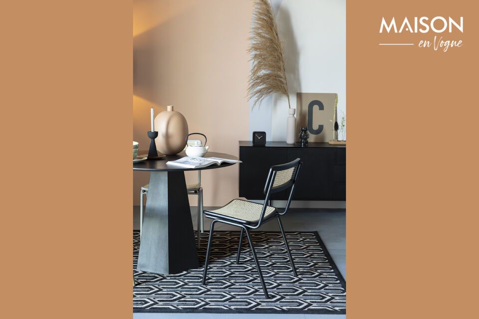 Black rattan chair, combining Bauhaus style and modernity.