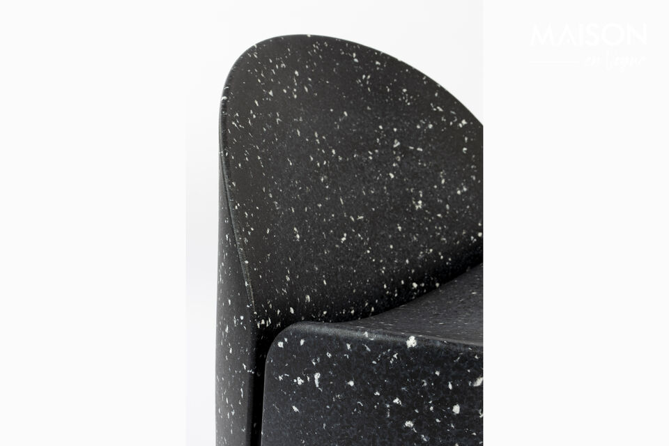 Bloom features a hidden rainwater drainage system