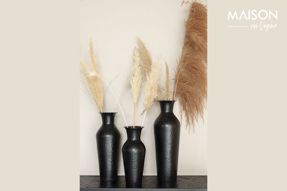 Decorate with sophistication: Dunja vase in black steel.