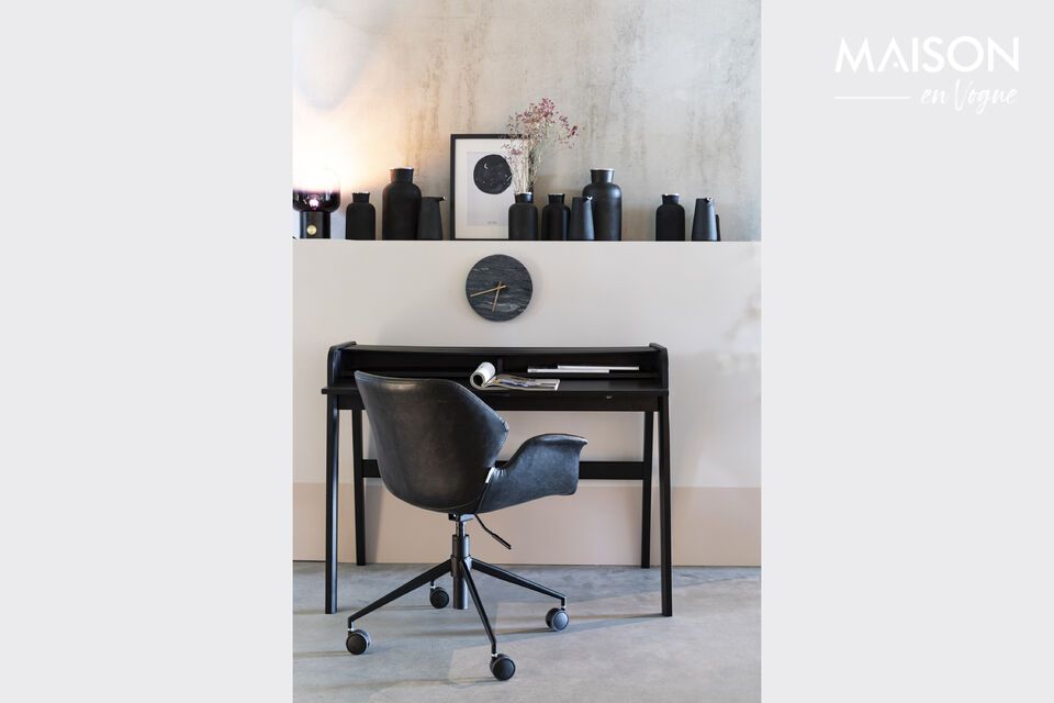 Not only is the Barbier desk functional with its generous dimensions (110 cm long