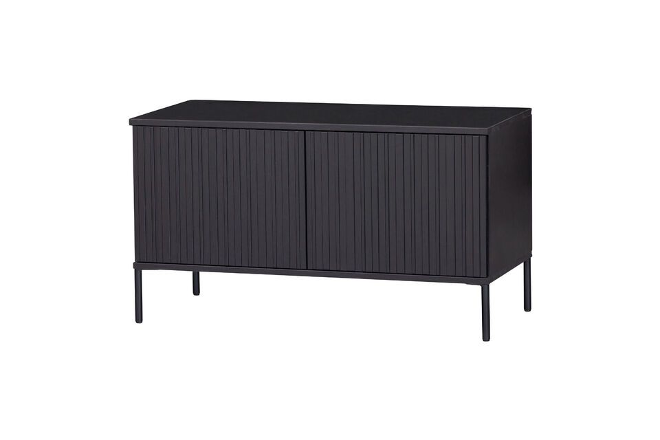 Made of metal, it is easy to maintain throughout the year
