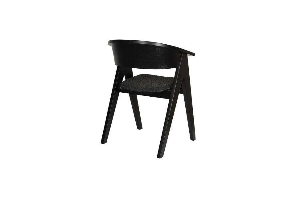 Der NDSM-Stuhl wird flach geliefert und lässt sich mühelos mit nur vier Schrauben montieren