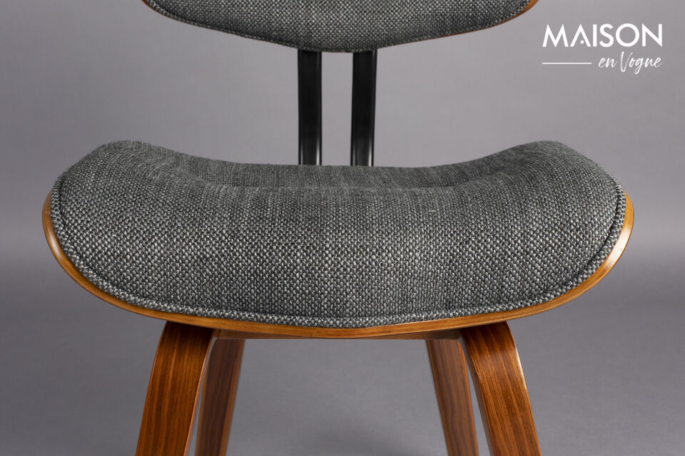 The Dutchbone Blackwood is the perfect companion for an evening of dining with friends or family