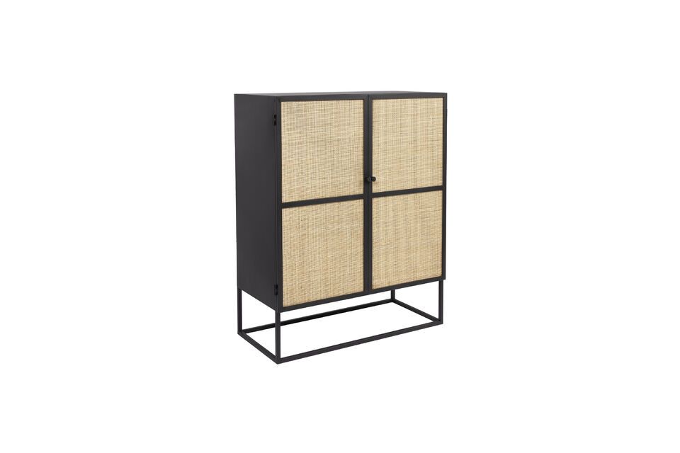 This chest of drawers benefits from doors closed by a practical magnetic locking system