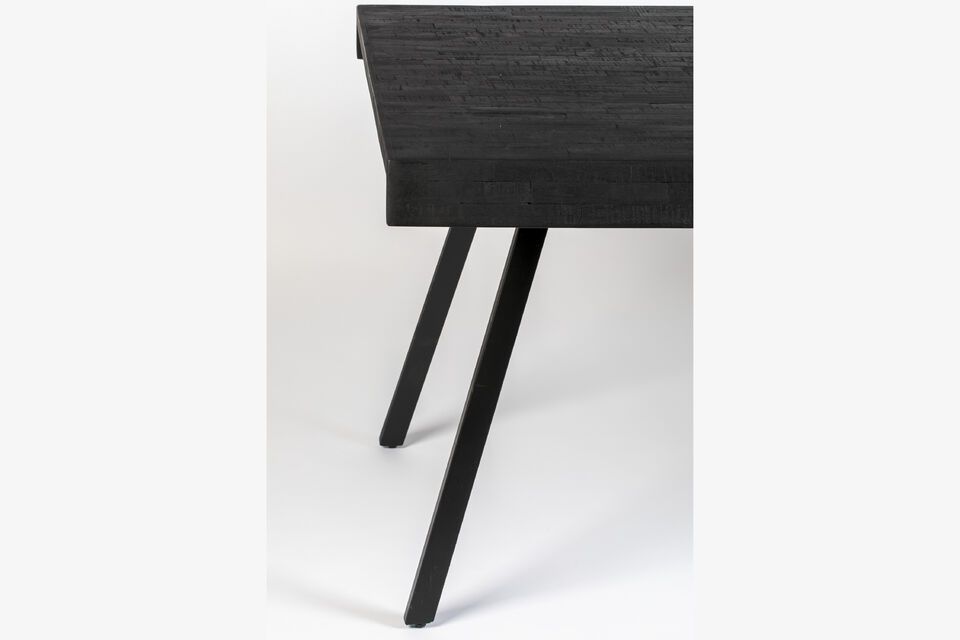 The sober yet sophisticated design of the Suri table makes it an ideal choice for those looking to