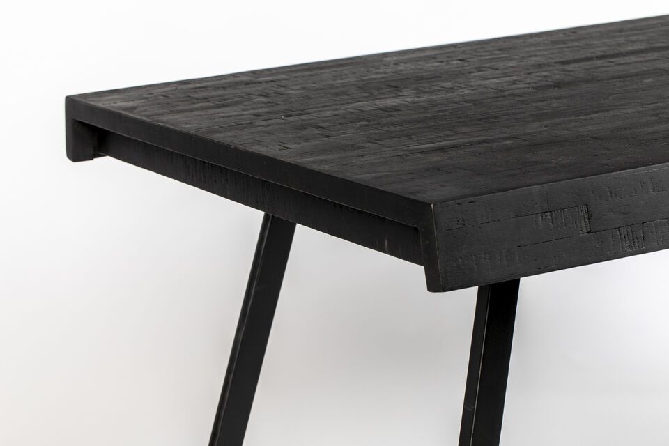With a height of 76 cm, it is perfectly designed to ensure your comfort throughout your meal