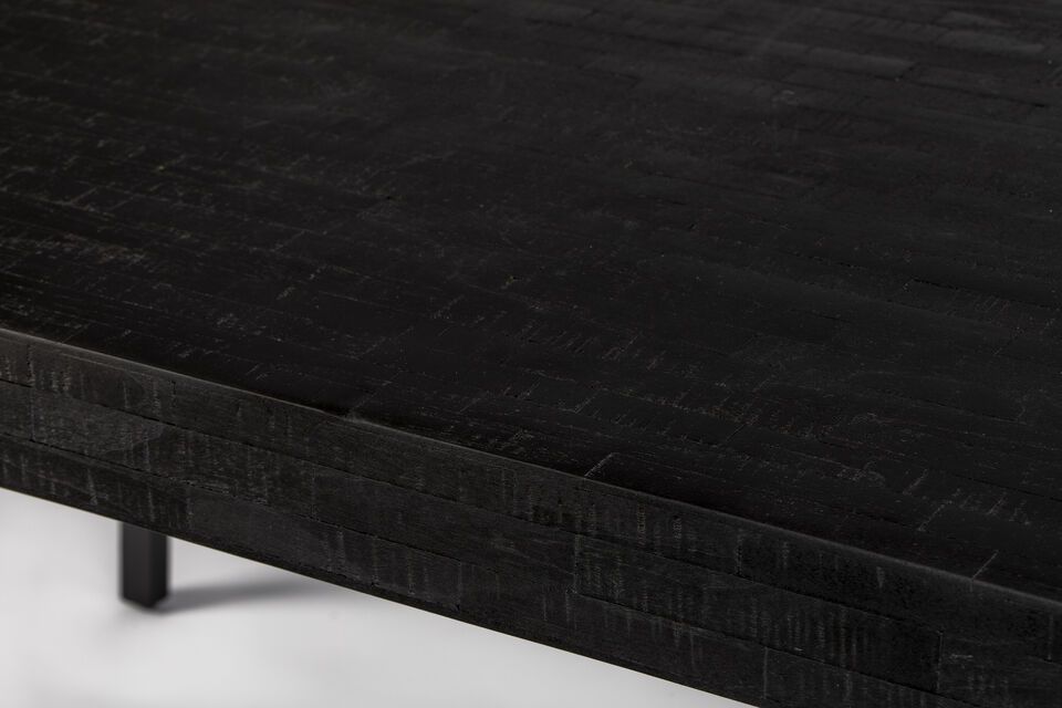 Its weight of 39 kg is testament to the quality of the wood used