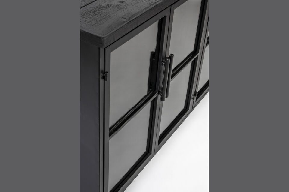 Equipped with glass doors that close with a magnetic lock