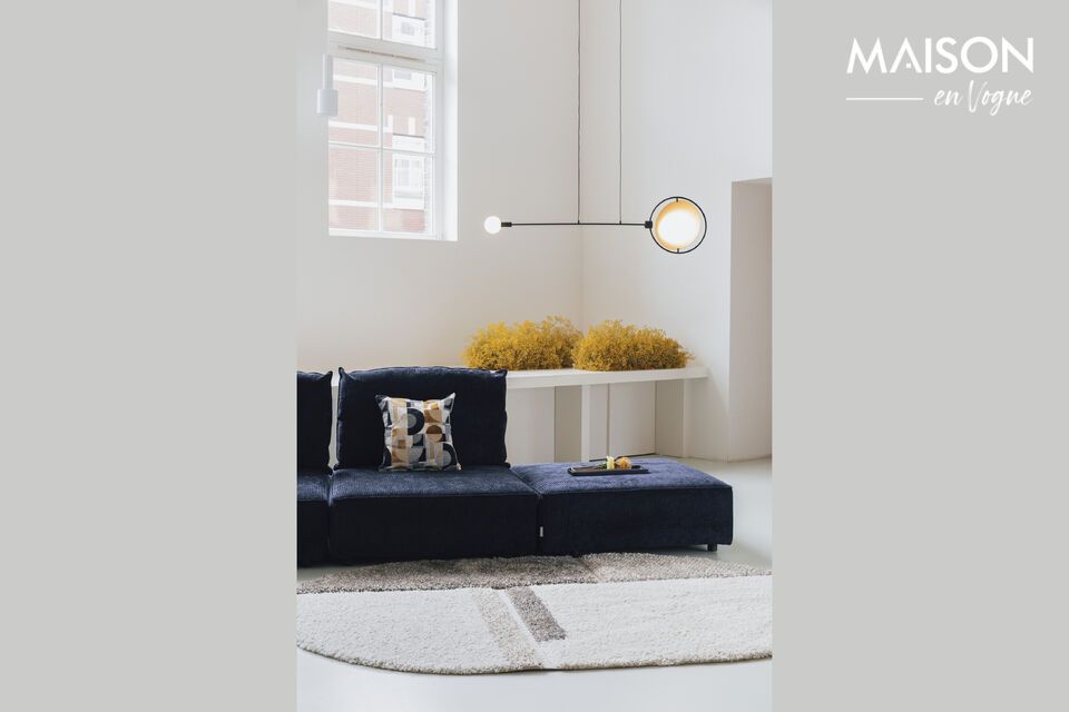 This 45 cm cushion adds a dynamic touch to your interior design