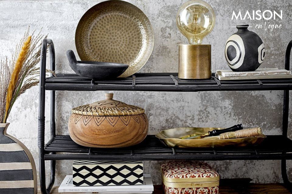La boîte présente un motif zigzag horizontal, ce qui en fait une décoration à part entière