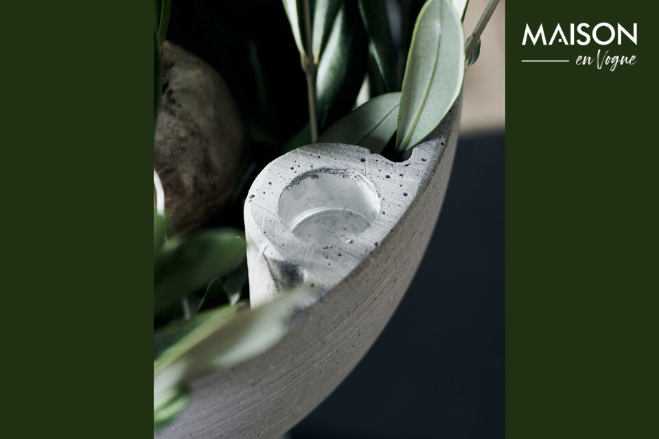 Ce bougeoir gris est fabriqué en Polystone