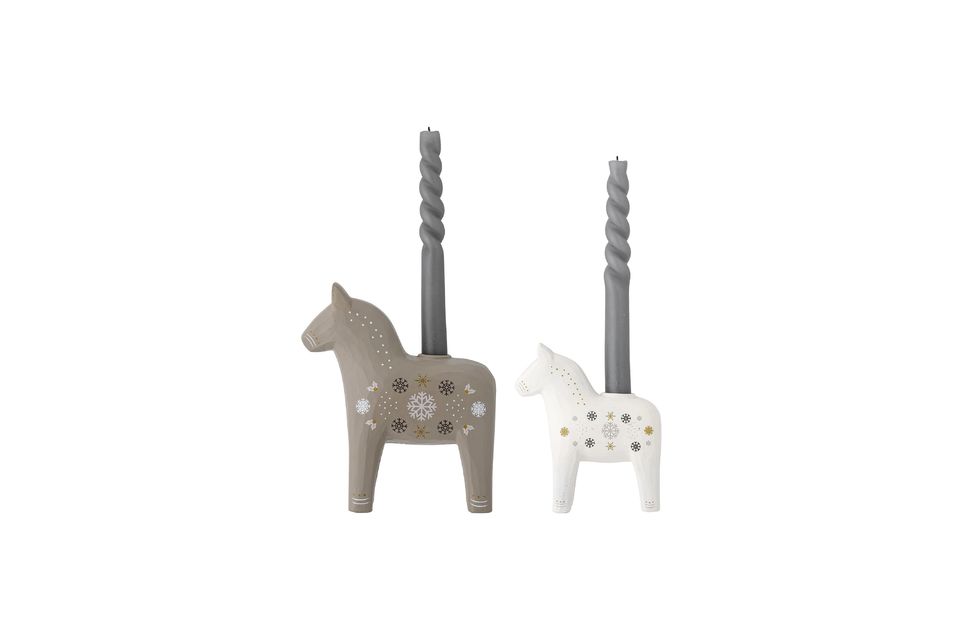 2 bougeoirs chevaux prêts à recevoir une bougie d\'une base de diamètre de 2,2 cm à votre gré