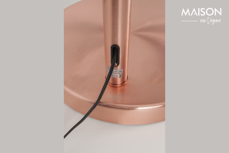 Un'iconica lampada da terra con riflessi metallici alla moda