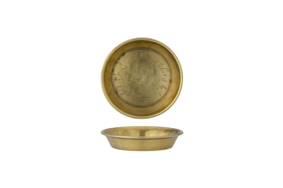 Use the Kry Bowl as a decorative element by placing pillar candles in it for a warm ambience