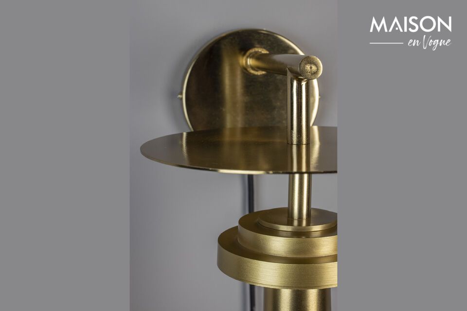 Carefully crafted from high-quality iron, this wall light is not only robust, but also durable