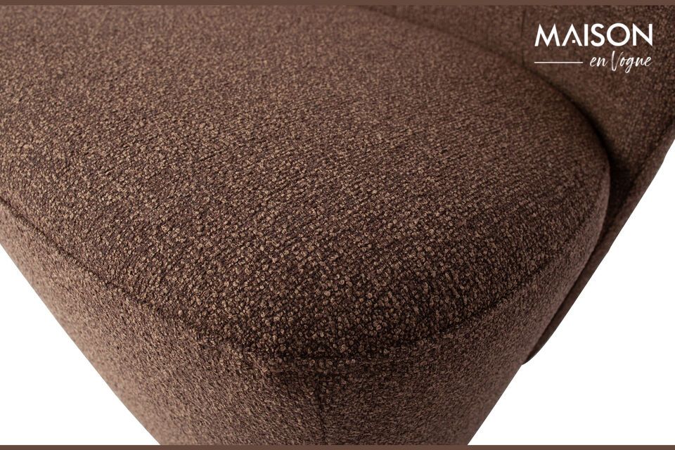 The armchair has dimensions of 75x68x72 cm