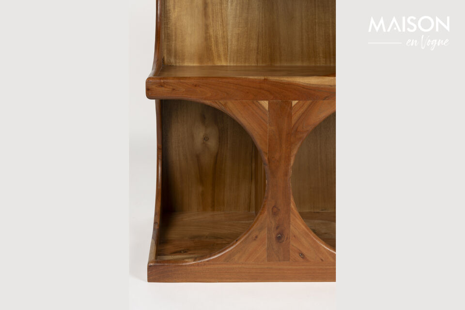 Thanks to its clever design, you can easily expand this piece of furniture