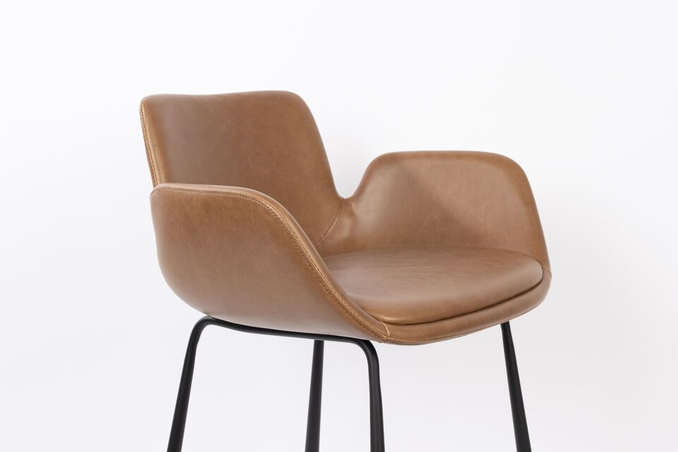 Whether you prefer a uniform look or wish to mix materials, Brit adapts to your every whim