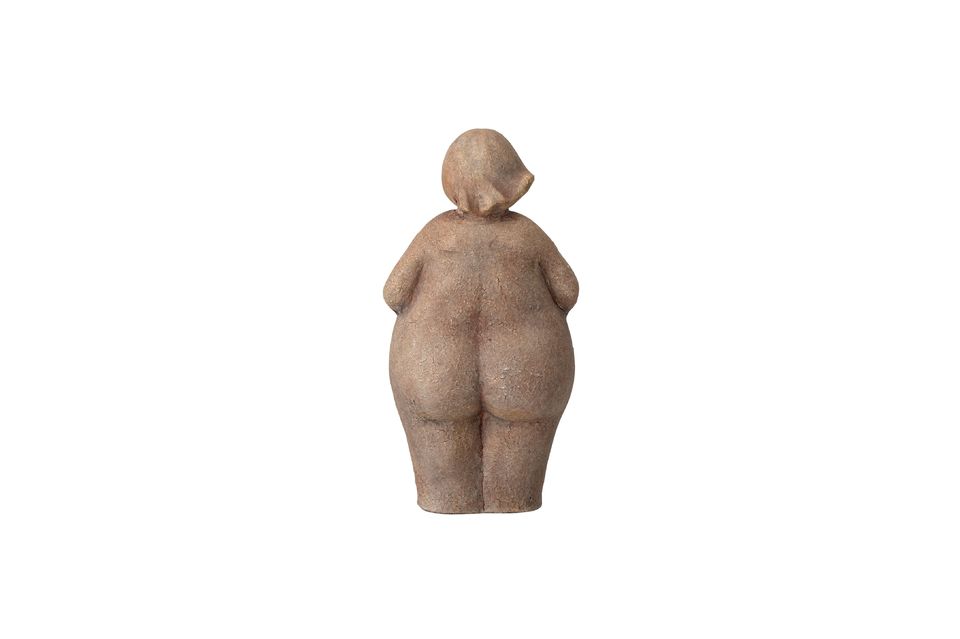 Ze is gemaakt van bruin terracotta, wat een symbool van Moeder Aarde zou kunnen zijn
