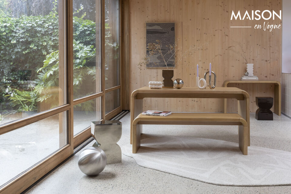 Deze houten tafel verhoogt moeiteloos de sfeer in je huis met zijn robuuste en toch sierlijke