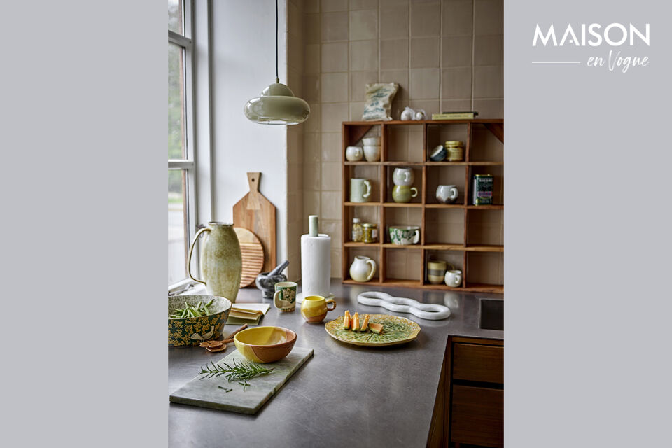 Die blaue Stoffschnur ist ein kontrastreiches Detail und der moderne Look der Lampe macht sie
