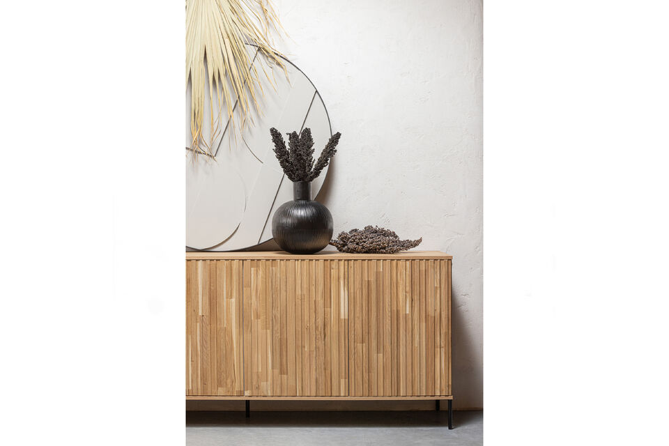 Buffet g&eacute;n&eacute;reux avec portes en relief Fabriqu&eacute; en ch&ecirc;ne avec base en