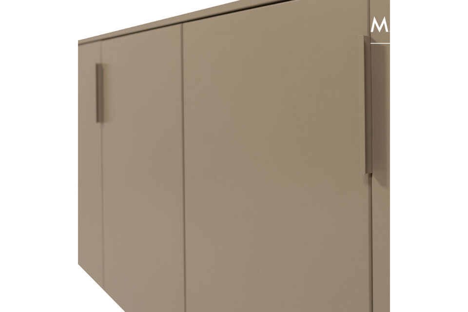 Das Sideboard ist aus massivem Kiefernholz gefertigt und in einer schlammfarbenen Oberflache